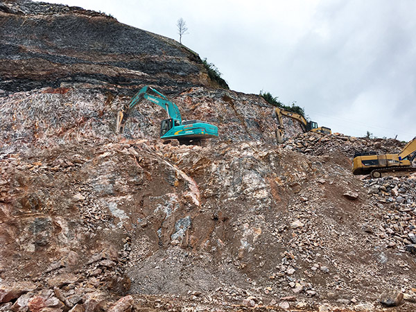 看石场风云如何演绎?山河智能矿山战神SWE470E大型挖掘机一锤定音!