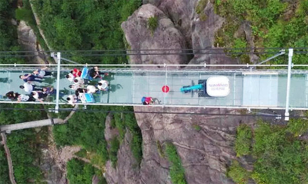 十万人围观!这台挖掘机开上了高空玻璃桥