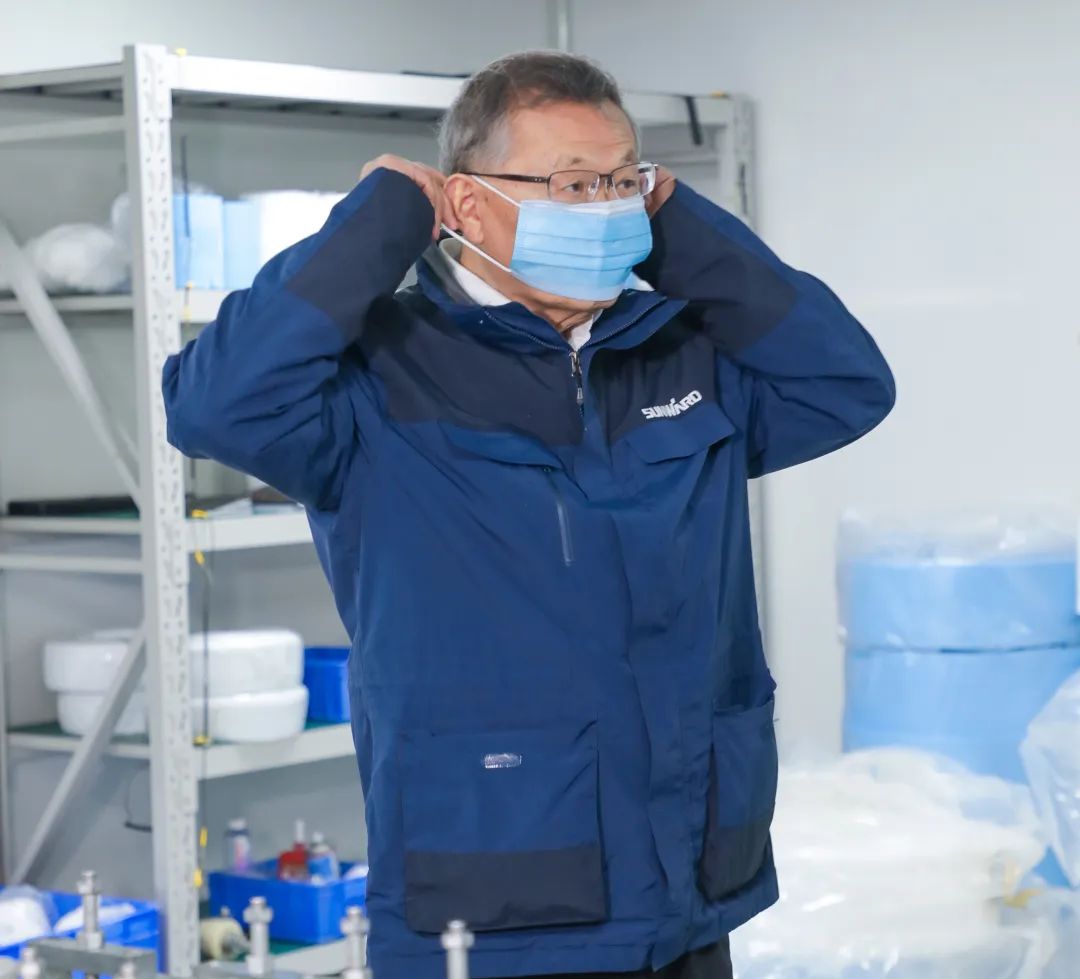 董事长启封山河智能第一个成品口罩