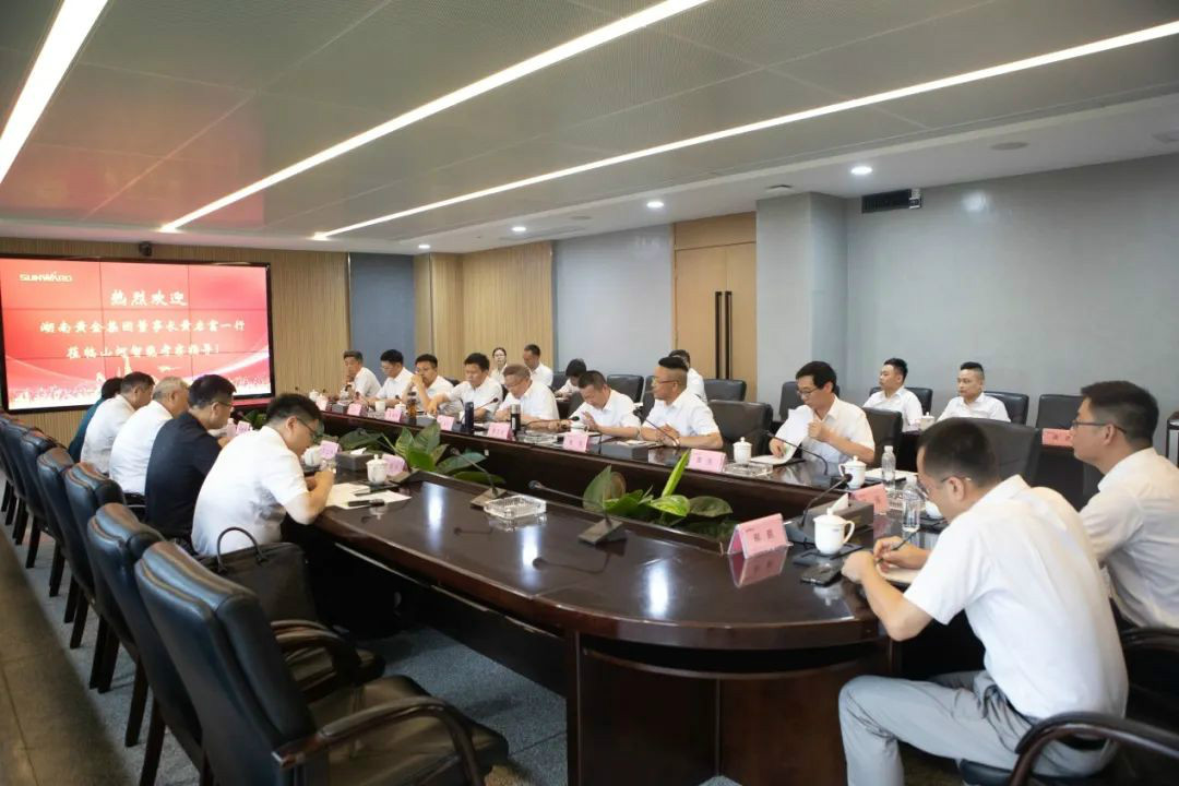 湖南黄金集团董事长黄启富一行考察山河智能