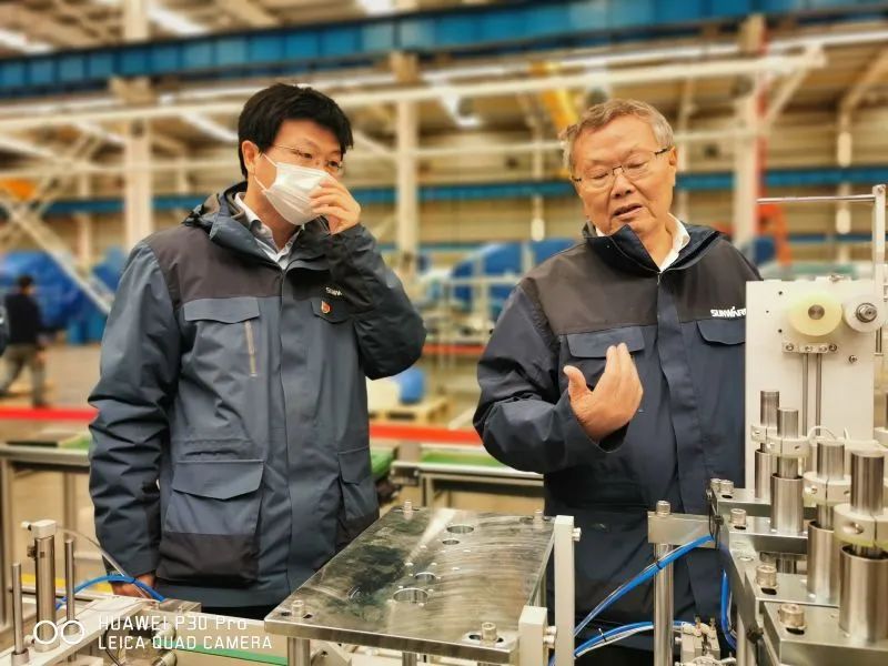 董事长启封山河智能第一个成品口罩