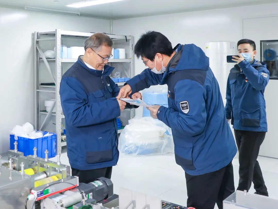 董事长启封山河智能第一个成品口罩