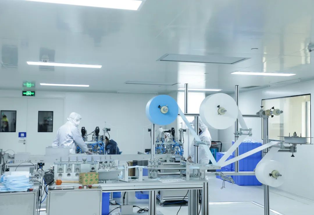 董事长启封山河智能第一个成品口罩