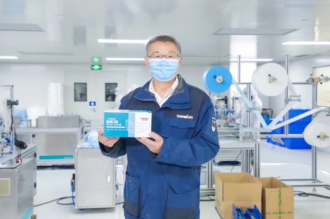 董事长启封山河智能第一个成品口罩