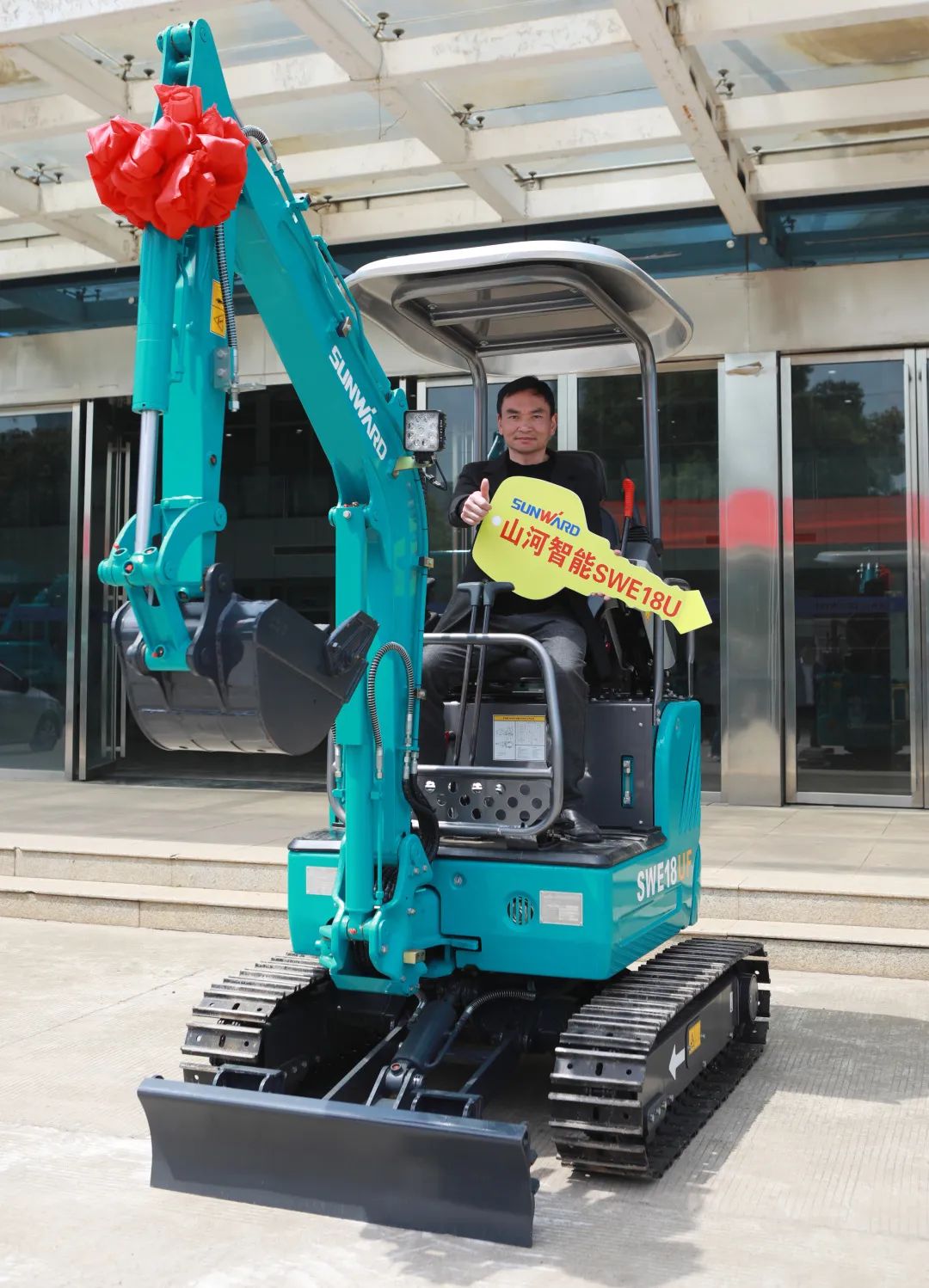 赠机仪式如约而至，山河智能与您同行