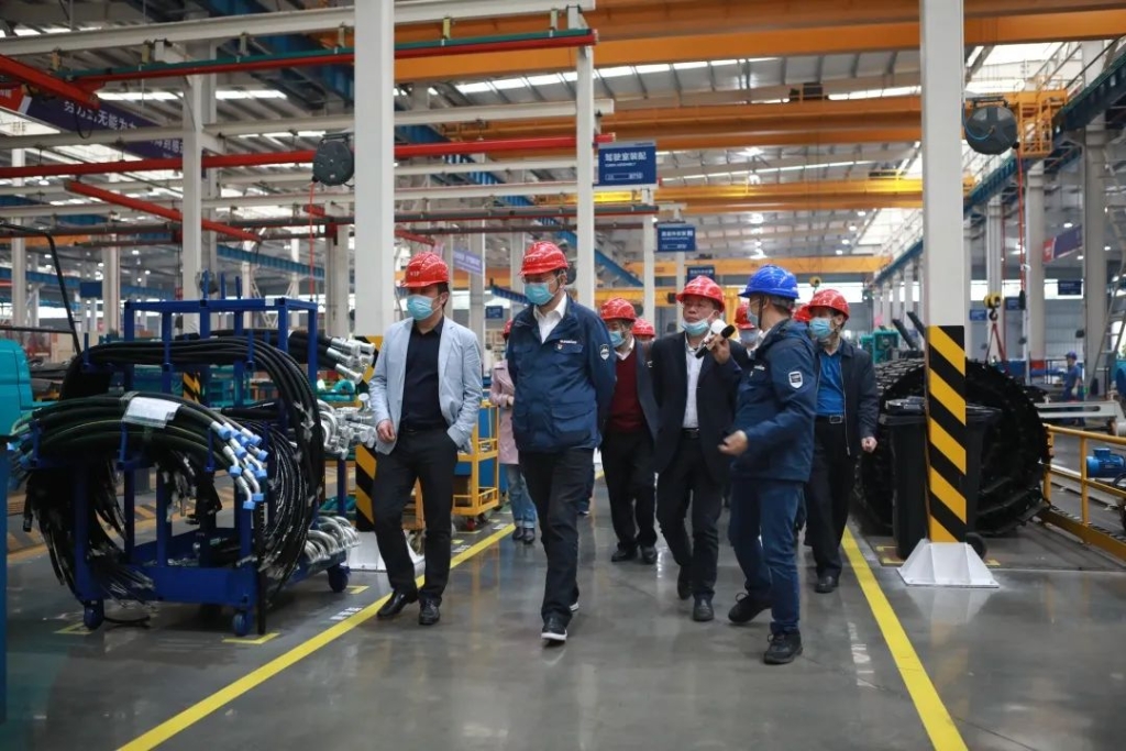 省工信行业事务中心杨卫华副主任一行莅临山河智能调研