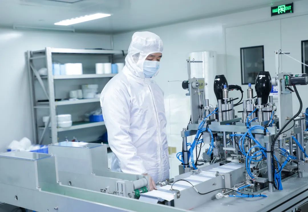 董事长启封山河智能第一个成品口罩