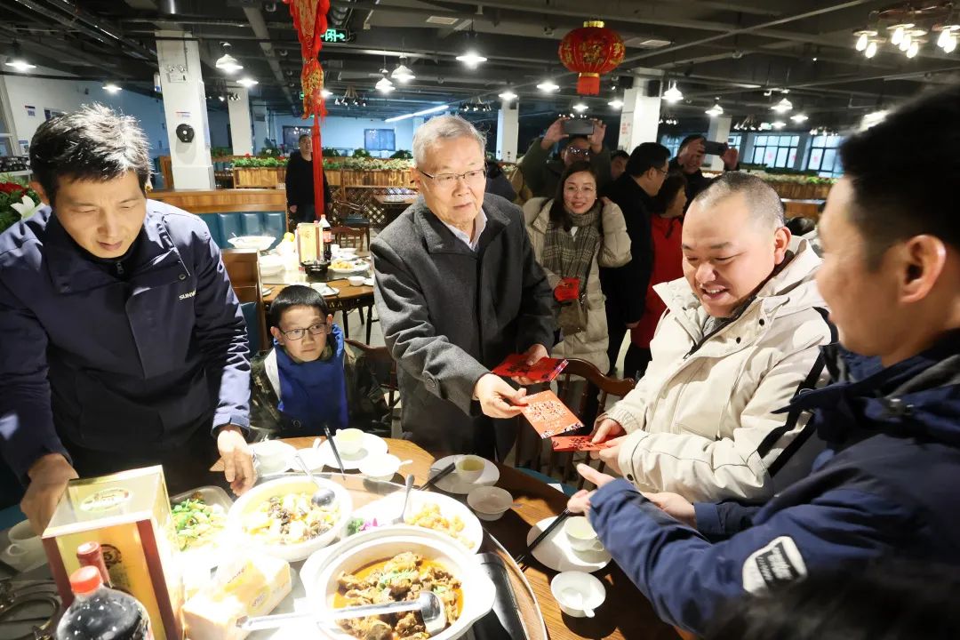 山河智能董事长何清华与留厂员工一起过大年!