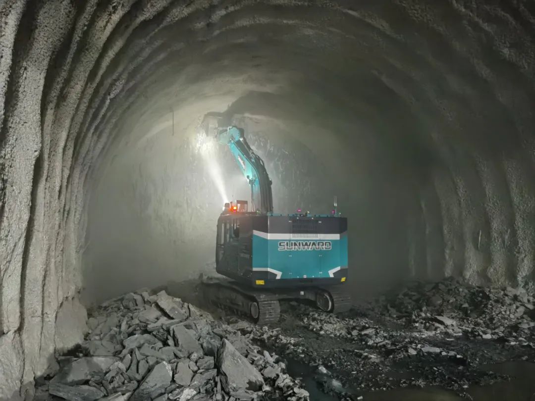 征战川藏铁路！山河智能新一代电动挖掘机成功交付