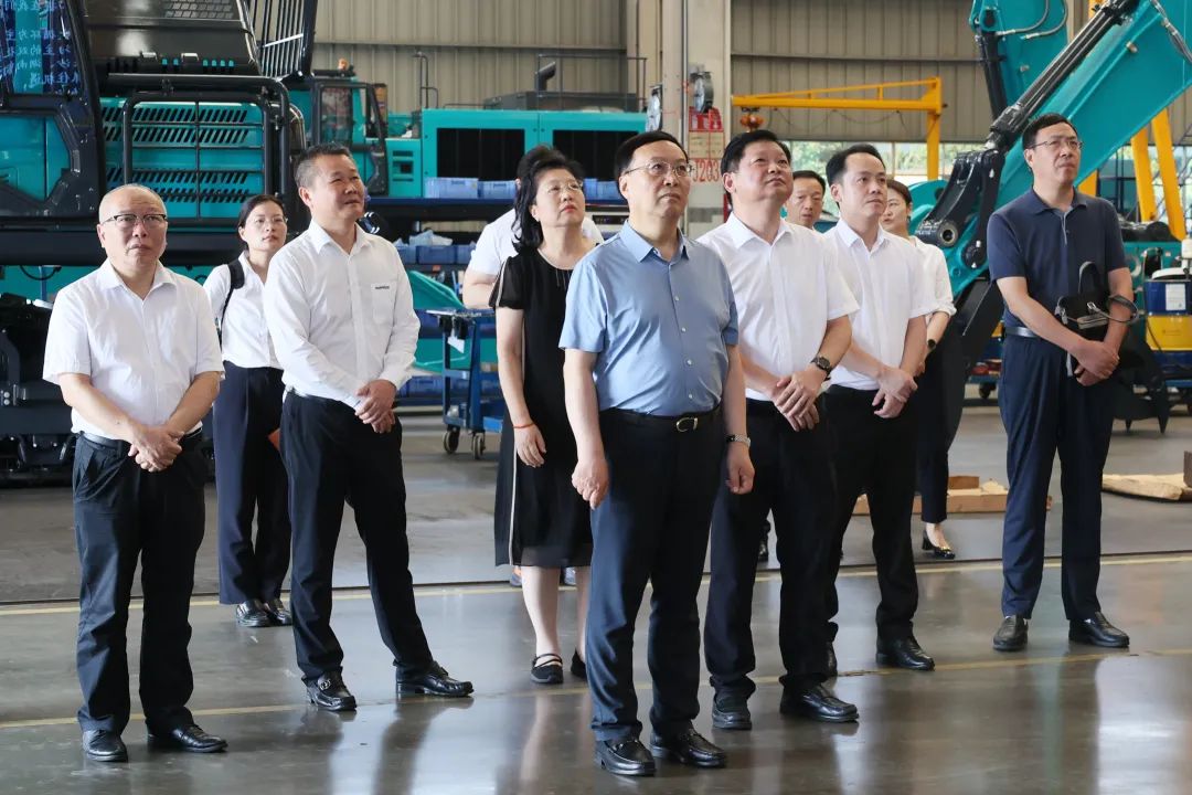 中宣部社科领域专家学者到山河智能调研高质量发展