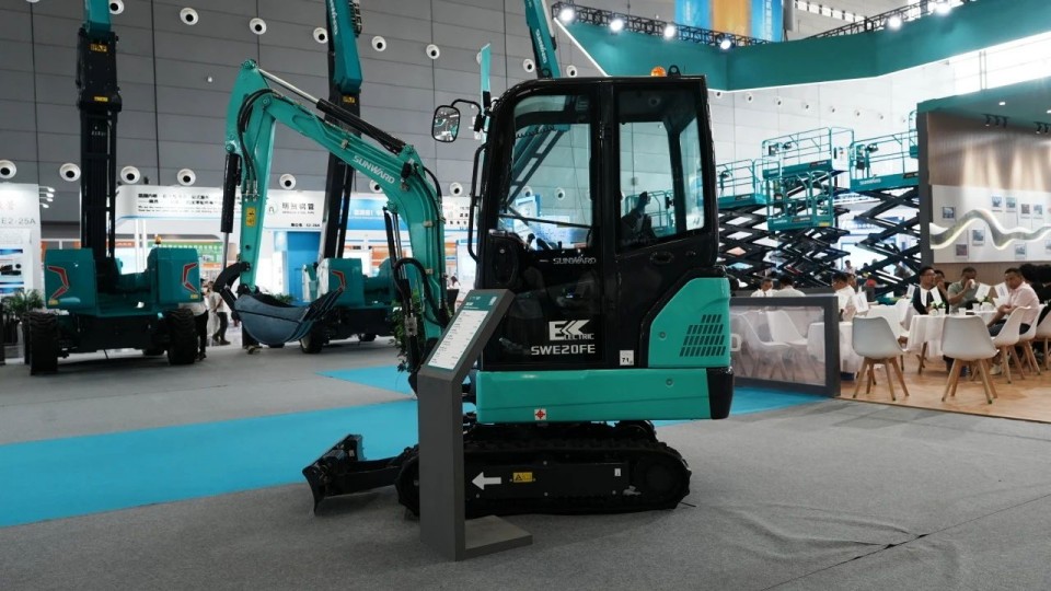 2025 CICEE | 从单一工具迈向多元化解决方案，山河智能呈现非凡挖掘机风采