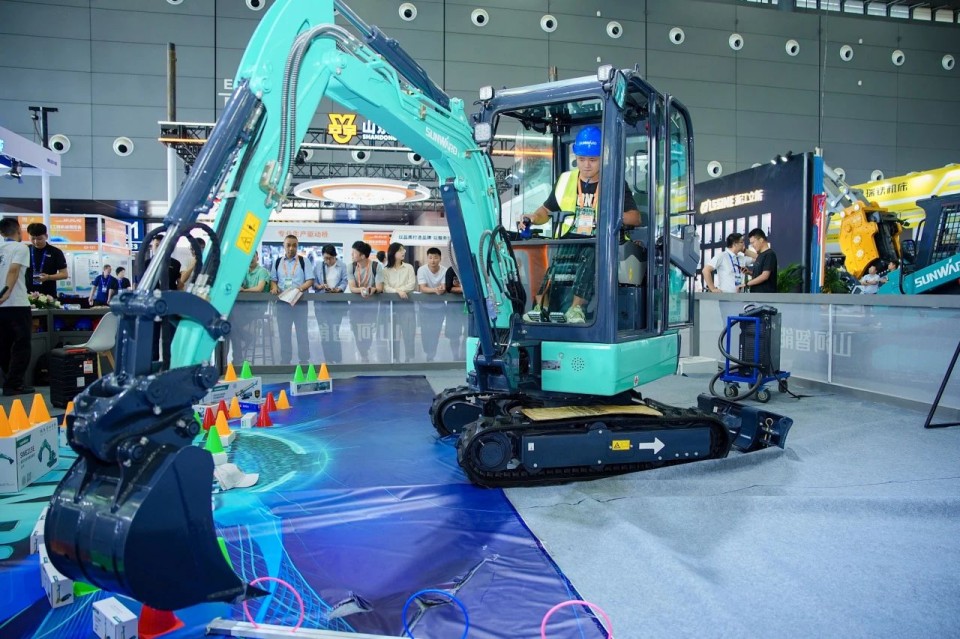 2025 CICEE | 从单一工具迈向多元化解决方案，山河智能呈现非凡挖掘机风采