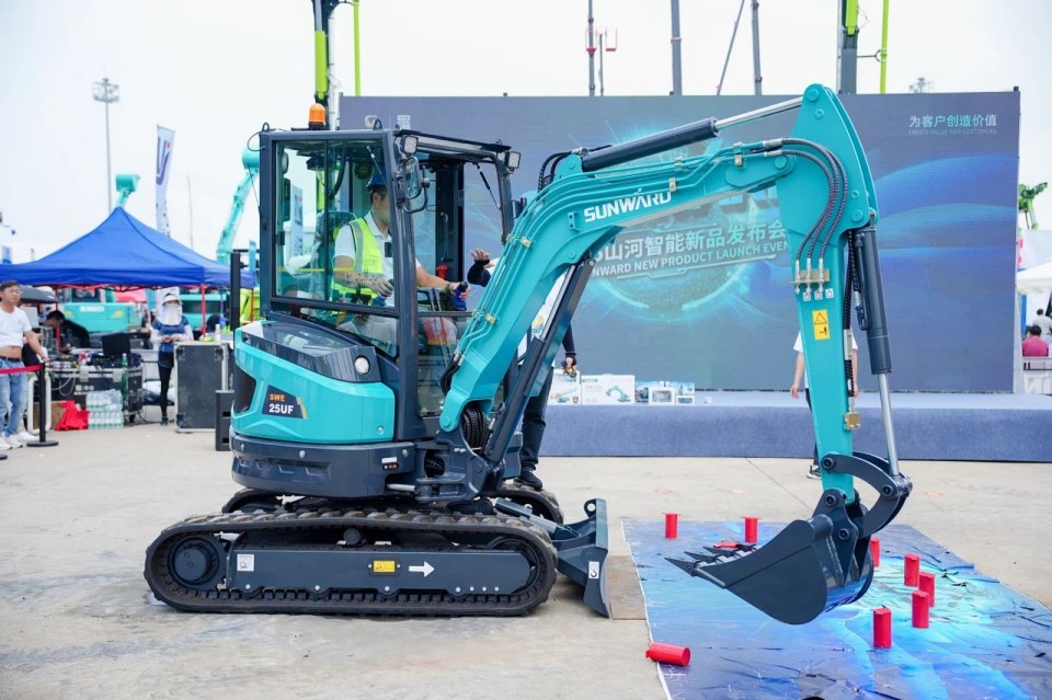 2025 CICEE | 从单一工具迈向多元化解决方案，山河智能呈现非凡挖掘机风采